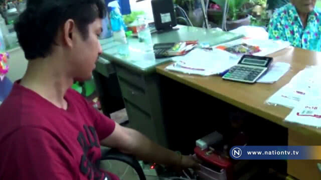 (คลิป) โจรมือไว !! ฉกมือถือร้านค้าหนี
