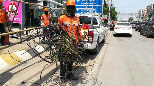 กสทช.ลุยขอนแก่นจัดระเบียบสายเคเบิลหลังเกิดเหตุสายร่วงปาดคอสาว(มีคลิป)