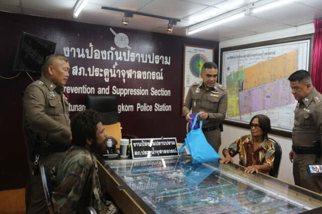 ตร.รวบทันควันหนุ่มเร่ร่อนวิ่งราวกระเป๋ายา พร้อมเงินสด
