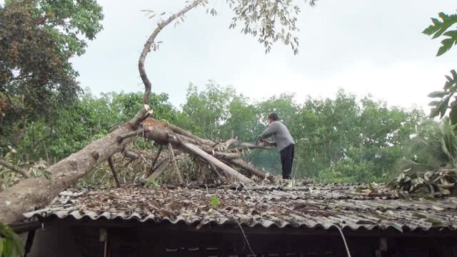 เข้าช่วยเหลือชาวบ้าน ถูกพายุงวงช้างพัดถล่ม