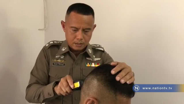 ผู้กำกับวางปืน "จับแบตตาเลี่ยน" โชว์ตัดผมให้ข้าราชการตำรวจ