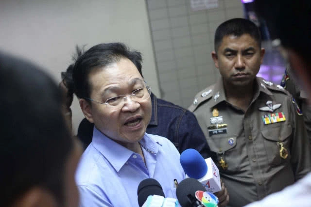 เจ้าของบริษัทฯ นำพนักงานสาวแต่งชุดไทย คล้องพวงมาลัยทัวร์จีน "ขอโทษสังคม"