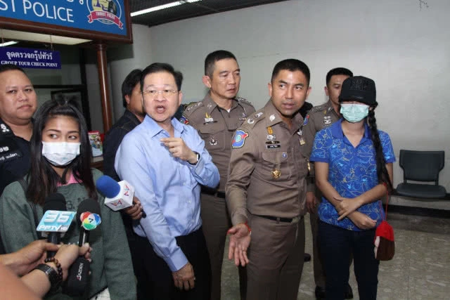 เจ้าของบริษัทฯ นำพนักงานสาวแต่งชุดไทย คล้องพวงมาลัยทัวร์จีน "ขอโทษสังคม"