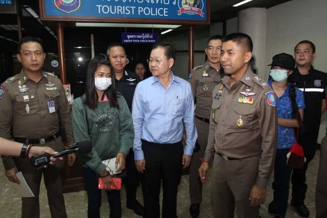 เจ้าของบริษัทฯ นำพนักงานสาวแต่งชุดไทย คล้องพวงมาลัยทัวร์จีน "ขอโทษสังคม"