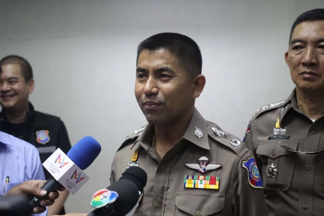 เจ้าของบริษัทฯ นำพนักงานสาวแต่งชุดไทย คล้องพวงมาลัยทัวร์จีน "ขอโทษสังคม"