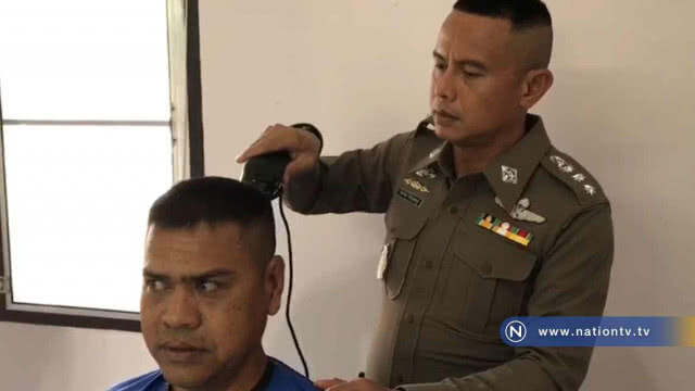 ผู้กำกับวางปืน "จับแบตตาเลี่ยน" โชว์ตัดผมให้ข้าราชการตำรวจ
