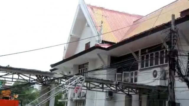ระทึก เสาโทรคมนาคมถูกลมกรรโชกล้มฟาดใกล้ห้องทำงานผู้ว่าฯสุรินทร์