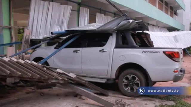 พายุถล่ม! พัดหลังคาปลิวทับรถเสียหาย3คัน