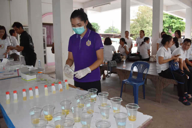 ไล่ออกอีก 2 ลูกจ้างอปท.กาฬสินธุ์ตรวจพบฉี่สีม่วง(มีคลิป)