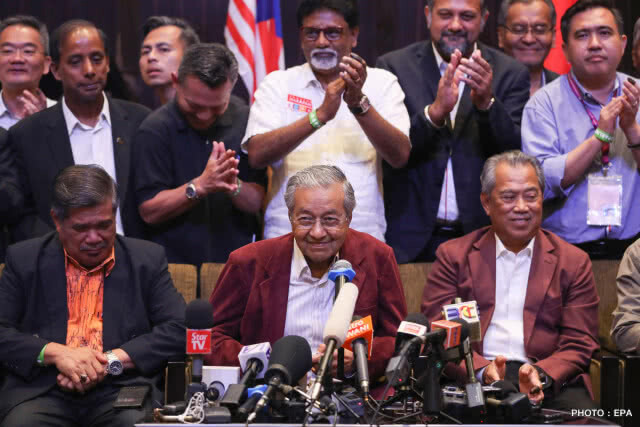 หักปากกาเซียน! มหาเธร์ ช็อคโลก ล้มพรรครัฐบาล