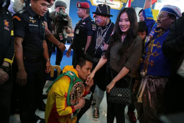 ย้อนชมภาพประทับใจ! "ศรีสะเกษ" ขอแฟนสาวแต่งงานกลางสนามบิน