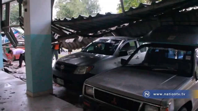 พายุถล่ม! พัดหลังคาปลิวทับรถเสียหาย3คัน