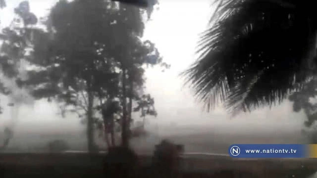 พายุถล่ม! พัดหลังคาปลิวทับรถเสียหาย3คัน