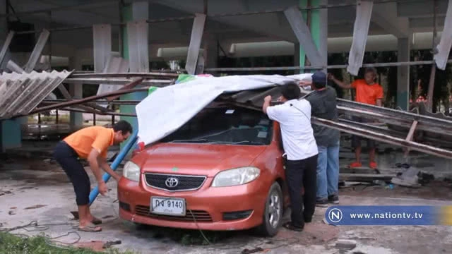 พายุถล่ม! พัดหลังคาปลิวทับรถเสียหาย3คัน