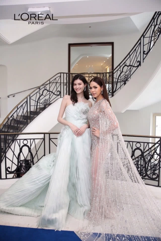 "ชมพู่" จัดเต็ม! ชุดเดรสหรูปักเพชรเดินพรมแดงเมืองคานส์