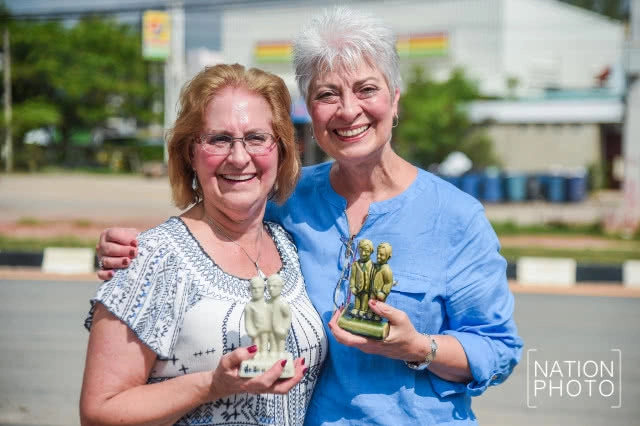 ทายาทแฝด "อิน-จัน" แต่งชุดไทยเที่ยวสมุทรสงคราม