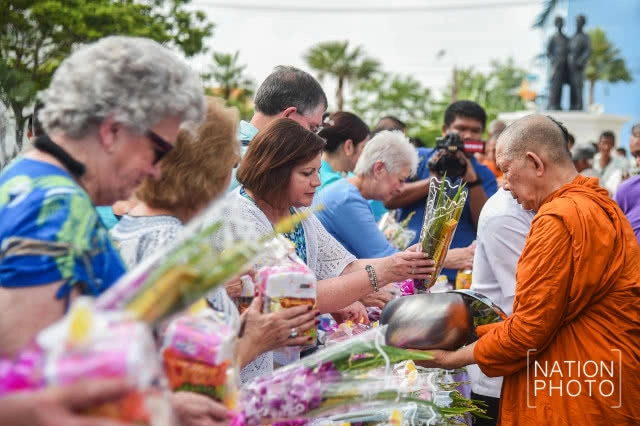 ทายาทแฝด "อิน-จัน" แต่งชุดไทยเที่ยวสมุทรสงคราม