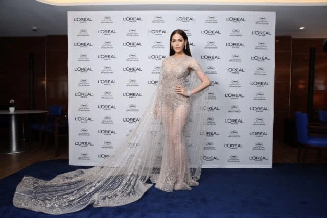 "ชมพู่" จัดเต็ม! ชุดเดรสหรูปักเพชรเดินพรมแดงเมืองคานส์