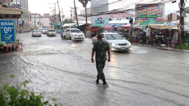 พัทยาไม่รอด! ฝนกระหน่ำทำน้ำท่วมชายหาด เร่งระดมสูบน้ำลงทะเล