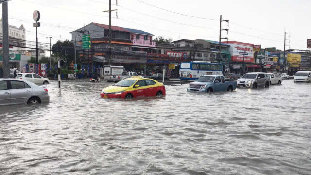 พัทยาไม่รอด! ฝนกระหน่ำทำน้ำท่วมชายหาด เร่งระดมสูบน้ำลงทะเล