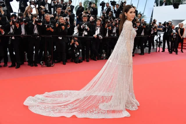 "ชมพู่" จัดเต็ม! ชุดเดรสหรูปักเพชรเดินพรมแดงเมืองคานส์