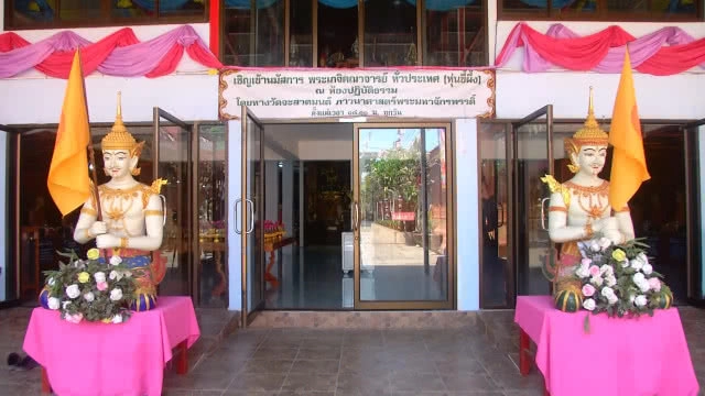 ชวนเที่ยว พระพิจิตรแกะสลักจากไม้ตะเคียนทอง หุ่นขี้ผึ้งพระเกจิ 32 รูป