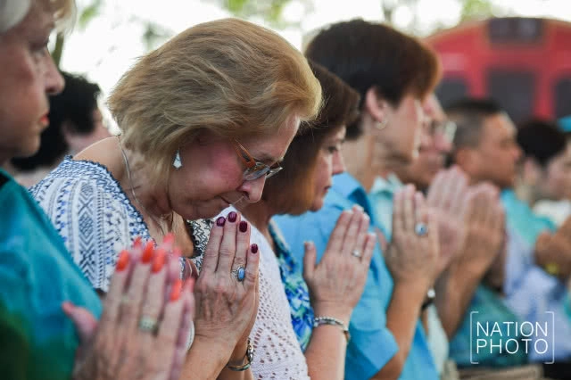 ทายาทแฝด "อิน-จัน" แต่งชุดไทยเที่ยวสมุทรสงคราม