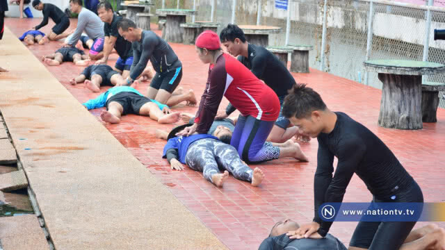 อบรมชาวอีสาน "ลอยน้ำเป็น เล่นน้ำได้"