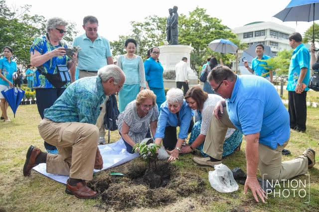 ทายาทแฝด "อิน-จัน" แต่งชุดไทยเที่ยวสมุทรสงคราม