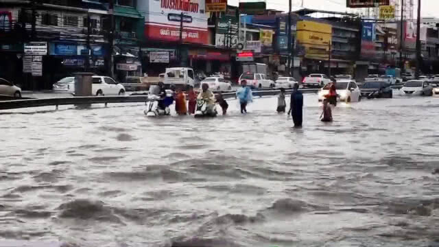 พัทยาไม่รอด! ฝนกระหน่ำทำน้ำท่วมชายหาด เร่งระดมสูบน้ำลงทะเล
