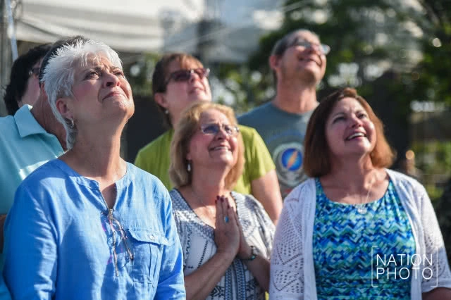 ทายาทแฝด "อิน-จัน" แต่งชุดไทยเที่ยวสมุทรสงคราม