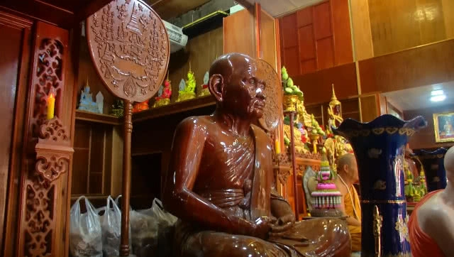 ชวนเที่ยว พระพิจิตรแกะสลักจากไม้ตะเคียนทอง หุ่นขี้ผึ้งพระเกจิ 32 รูป