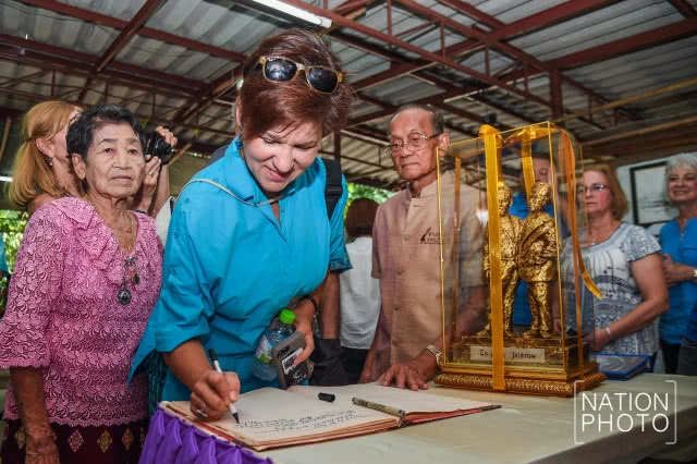 ทายาทแฝด "อิน-จัน" แต่งชุดไทยเที่ยวสมุทรสงคราม