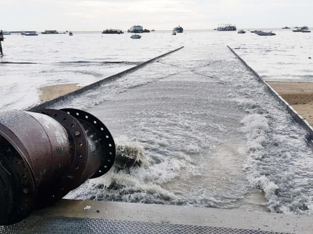พัทยาไม่รอด! ฝนกระหน่ำทำน้ำท่วมชายหาด เร่งระดมสูบน้ำลงทะเล