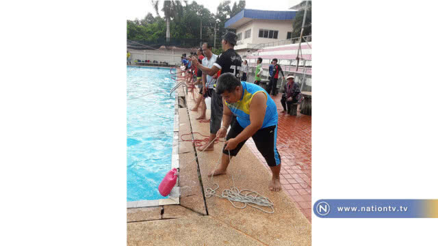 อบรมชาวอีสาน "ลอยน้ำเป็น เล่นน้ำได้"