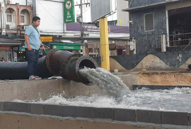 พัทยาไม่รอด! ฝนกระหน่ำทำน้ำท่วมชายหาด เร่งระดมสูบน้ำลงทะเล