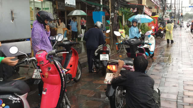 พัทยาไม่รอด! ฝนกระหน่ำทำน้ำท่วมชายหาด เร่งระดมสูบน้ำลงทะเล