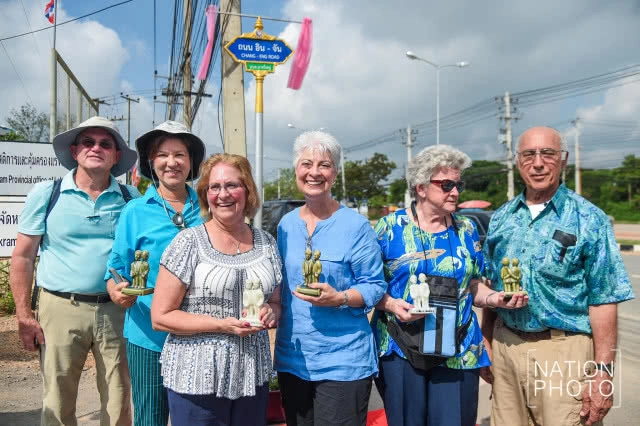 ทายาทแฝด "อิน-จัน" แต่งชุดไทยเที่ยวสมุทรสงคราม