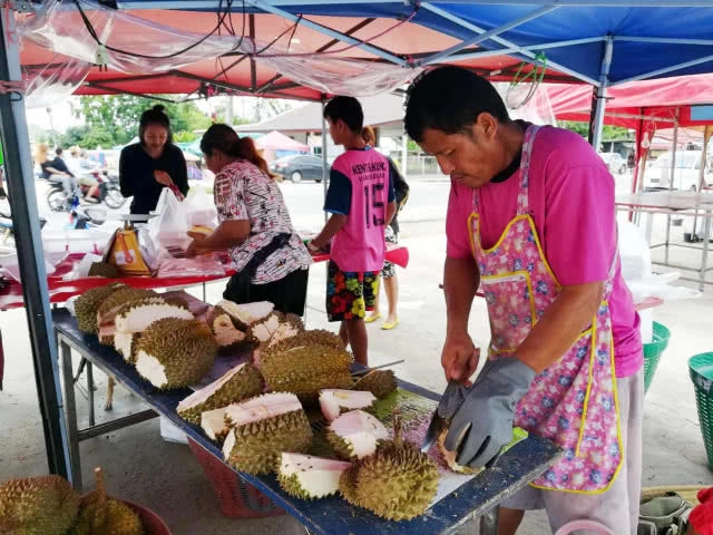 แม่ค้าขายทุเรียนไอเดียเก๋ แกะทุเรียนขายเนื้ออย่างเดียวไม่นำเปลือกชั่งกิโลรวม(มีคลิป)