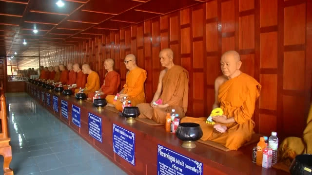 ชวนเที่ยว พระพิจิตรแกะสลักจากไม้ตะเคียนทอง หุ่นขี้ผึ้งพระเกจิ 32 รูป