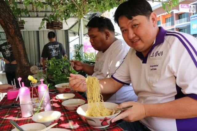 ชิมบะหมี่จับกังที่พิษณุโลก อิ่มอร่อยในชามเดียว