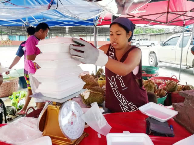 แม่ค้าขายทุเรียนไอเดียเก๋ แกะทุเรียนขายเนื้ออย่างเดียวไม่นำเปลือกชั่งกิโลรวม(มีคลิป)