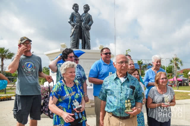 ทายาทแฝด "อิน-จัน" แต่งชุดไทยเที่ยวสมุทรสงคราม