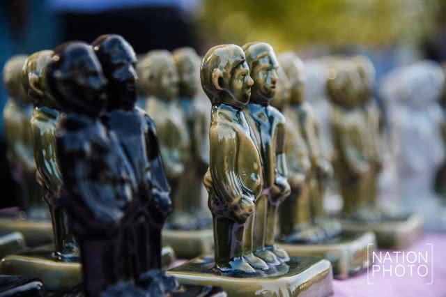 ทายาทแฝด "อิน-จัน" แต่งชุดไทยเที่ยวสมุทรสงคราม