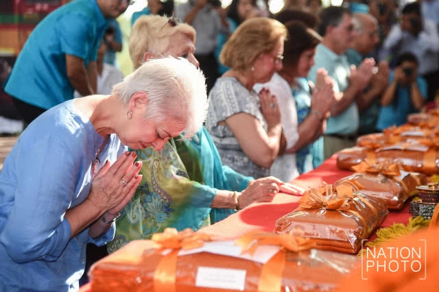 ทายาทแฝด "อิน-จัน" แต่งชุดไทยเที่ยวสมุทรสงคราม