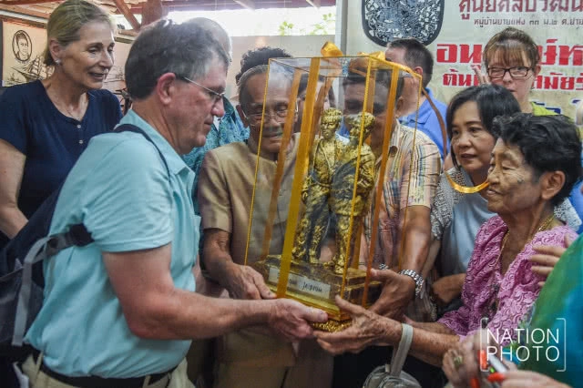 ทายาทแฝด "อิน-จัน" แต่งชุดไทยเที่ยวสมุทรสงคราม