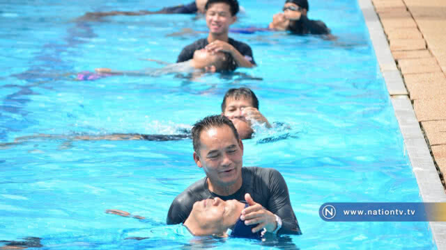 อบรมชาวอีสาน "ลอยน้ำเป็น เล่นน้ำได้"