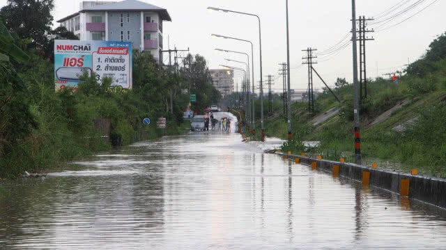 พัทยาไม่รอด! ฝนกระหน่ำทำน้ำท่วมชายหาด เร่งระดมสูบน้ำลงทะเล