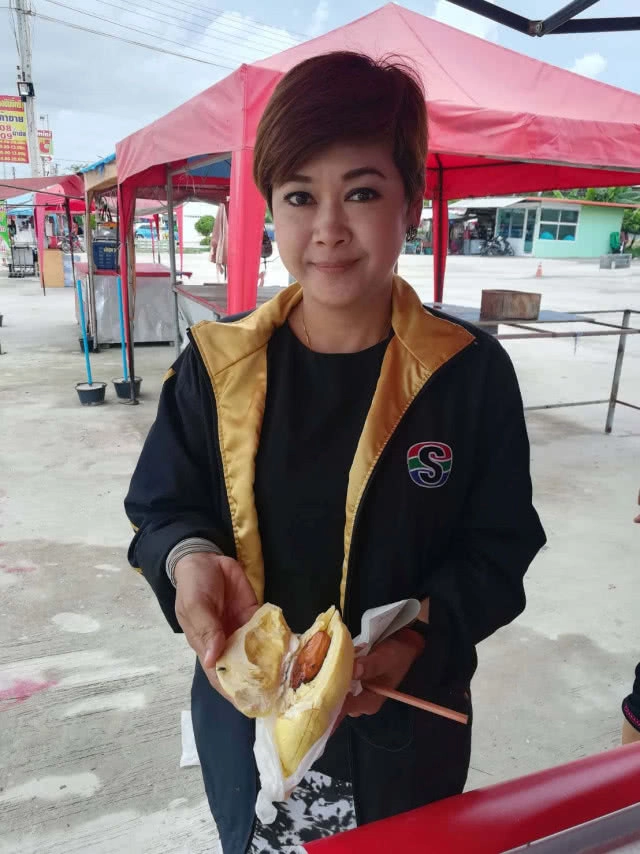 แม่ค้าขายทุเรียนไอเดียเก๋ แกะทุเรียนขายเนื้ออย่างเดียวไม่นำเปลือกชั่งกิโลรวม(มีคลิป)