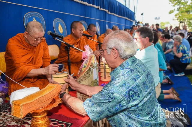 ทายาทแฝด "อิน-จัน" แต่งชุดไทยเที่ยวสมุทรสงคราม